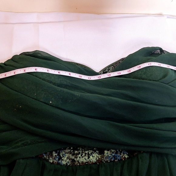 NWT Chi,Chi London " The Emerald Elegance".  Plus size Prom formal size 28. - Picture 3 of 14